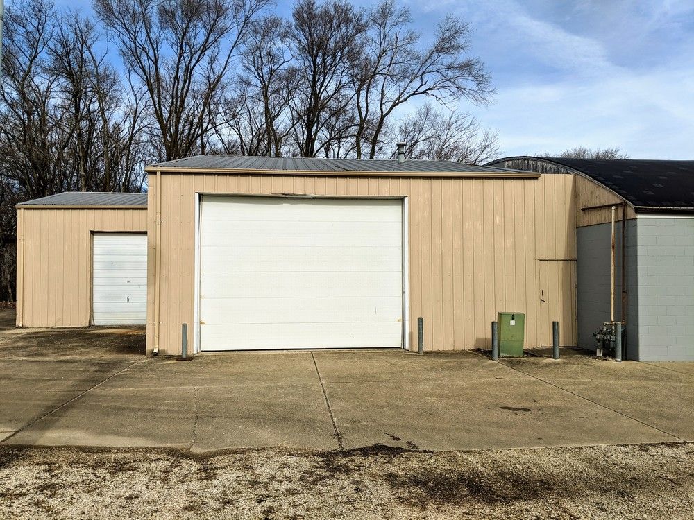 Office / Warehouse: 315 S Dunlap Ave, Savoy, IL 61874